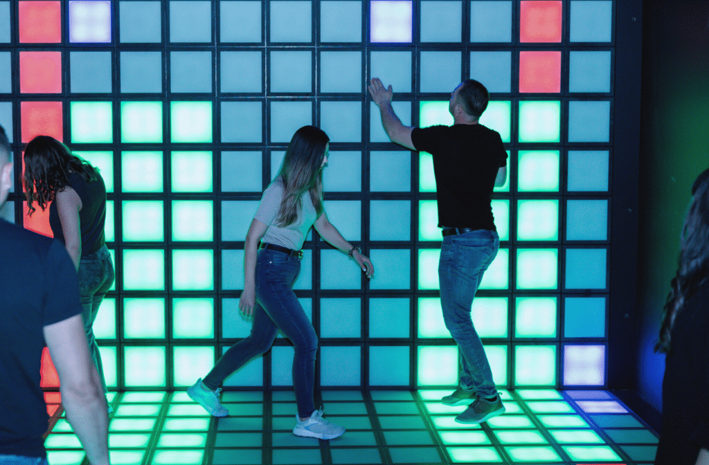 Játékosok a LED-fal fényjeleire reagálnak egy kihívásokkal teli szobában